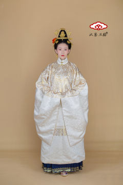 仿孔府杂宝折枝花卉纹八宝云翟珞·云肩通袖袍-资料图