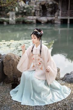 两只兔子-资料图