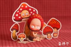 坐姿小fengfeng-红蘑菇色-资料图