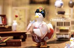 抱银鼠的女子-资料图