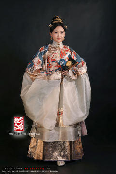 过肩蟒云肩通袖妆花织金纱-资料图
