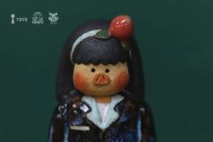 捧着花的少女-资料图