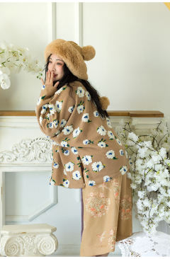 羊羔绒立体花花飞机袖-资料图