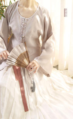  缠枝兰花/冰裂梅花纹·圆领衫-资料图