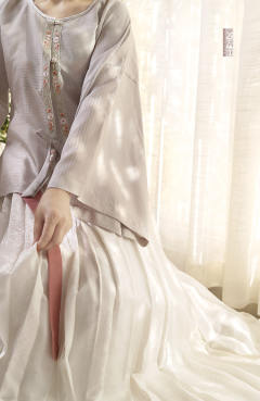  缠枝兰花/冰裂梅花纹·圆领衫-资料图