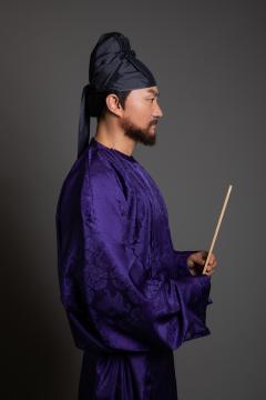 三色宝花狮子纹盛唐男女款圆领袍-资料图