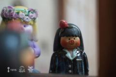 捧着花的少女-资料图
