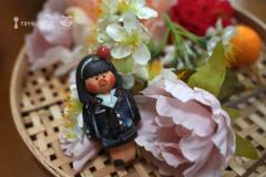 捧着花的少女-资料图