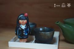 捧着花的少女-资料图