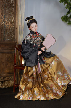 枫叶兔明制妆花短袄 长袄 马面裙-资料图