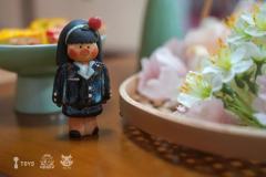 捧着花的少女-资料图