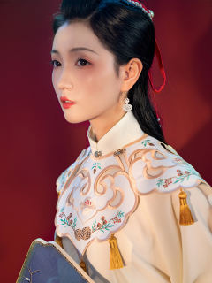 秋拾少女·云肩-资料图