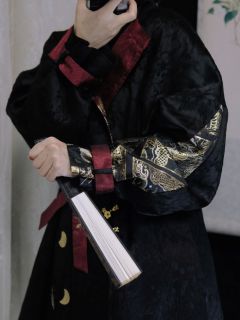 碎日鎏金改良圆领袍主腰拼接马面裙-资料图