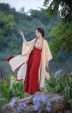 花间酒-资料图