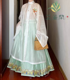 仿明代立领对襟窄袖长衫 -资料图