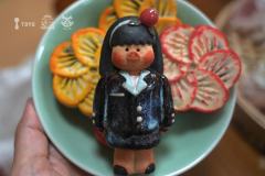 捧着花的少女-资料图