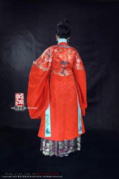 凤鸾云肩通袖妆花织金纱-资料图