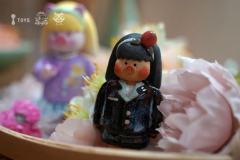捧着花的少女-资料图