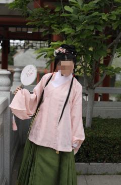 明制交领短衫-资料图