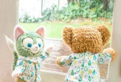 雪莉玫-雨衣着替-资料图