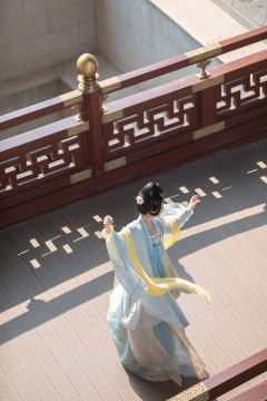 黄与蓝-资料图
