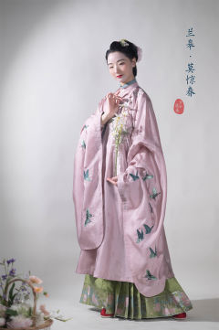 蝴蝶牡丹花·披风 长衫-资料图