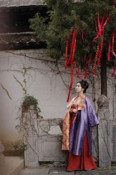 复原宝相花织锦提花双面穿披袍-资料图