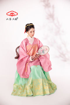 婚服双鹿纹·方补交领袄-资料图