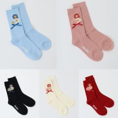 雏菊胸针图案短袜-资料图