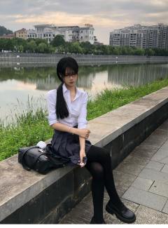 钨·格裙-资料图