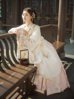 花团酥-资料图