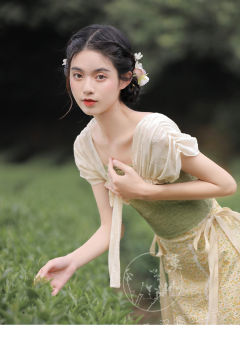 碎花拼撞半身裙-资料图