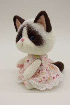 穿裙子的猫-资料图