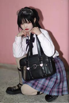 双坑少女-资料图