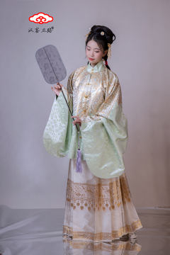 仿孔府杂宝折枝花卉纹八宝云翟珞·云肩通袖袍-资料图