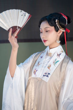 蝴蝶·比甲-资料图