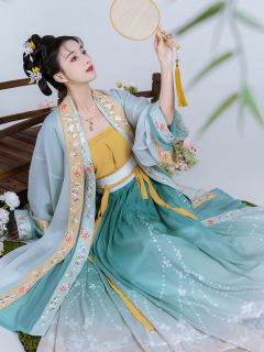游鲤藏花-资料图