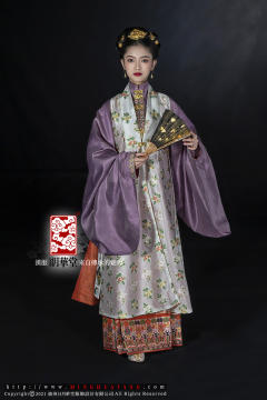 四季花卉遍地开妆花纱褙心-资料图