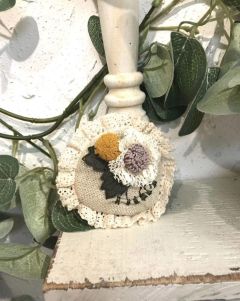 花花胸针-资料图