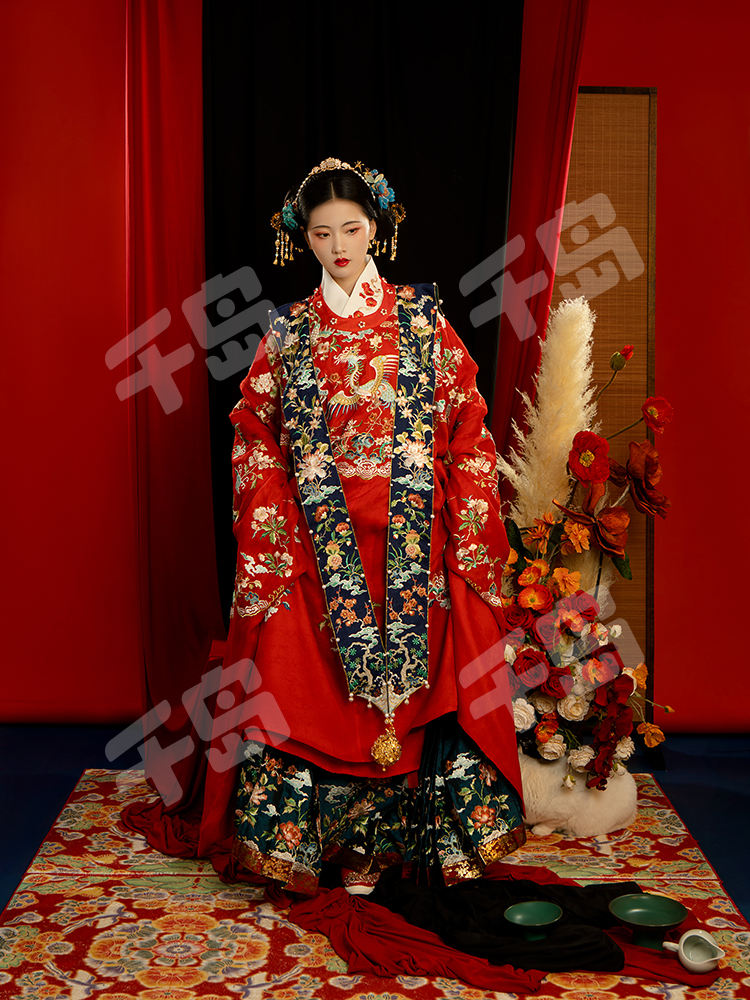 百鸟朝凤云纹通肩明婚服| 芷兰汀- 婚服｜千岛