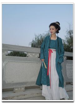 对襟长衫秋款窄袖-资料图