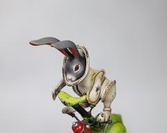 兔黑金版雕像-资料图