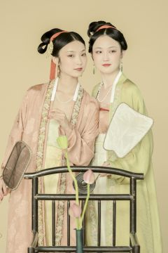 手绣领抹莲花生宋褙子-资料图
