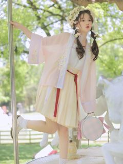 春日少女-资料图