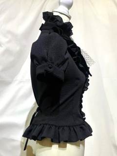 哥特风领饰褶边泡泡袖衬衫-资料图
