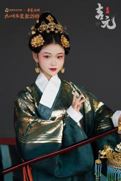 仿孔府织金纱翔凤纹上衣-资料图
