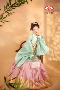 婚服双鹿纹·方补交领袄-资料图