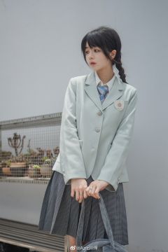 三粒扣西服-资料图