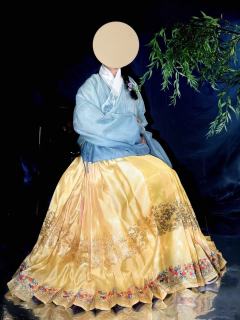 四月红山茶妆花马面裙-资料图