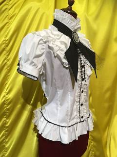 哥特风领饰褶边泡泡袖衬衫-资料图
